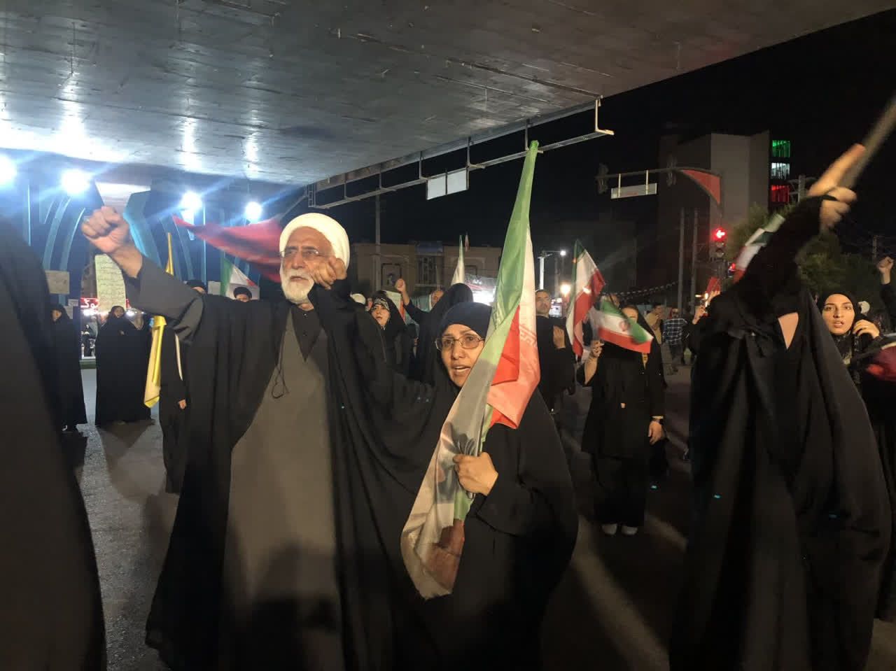 تجمعات شبانه پرشور ادامه دارد