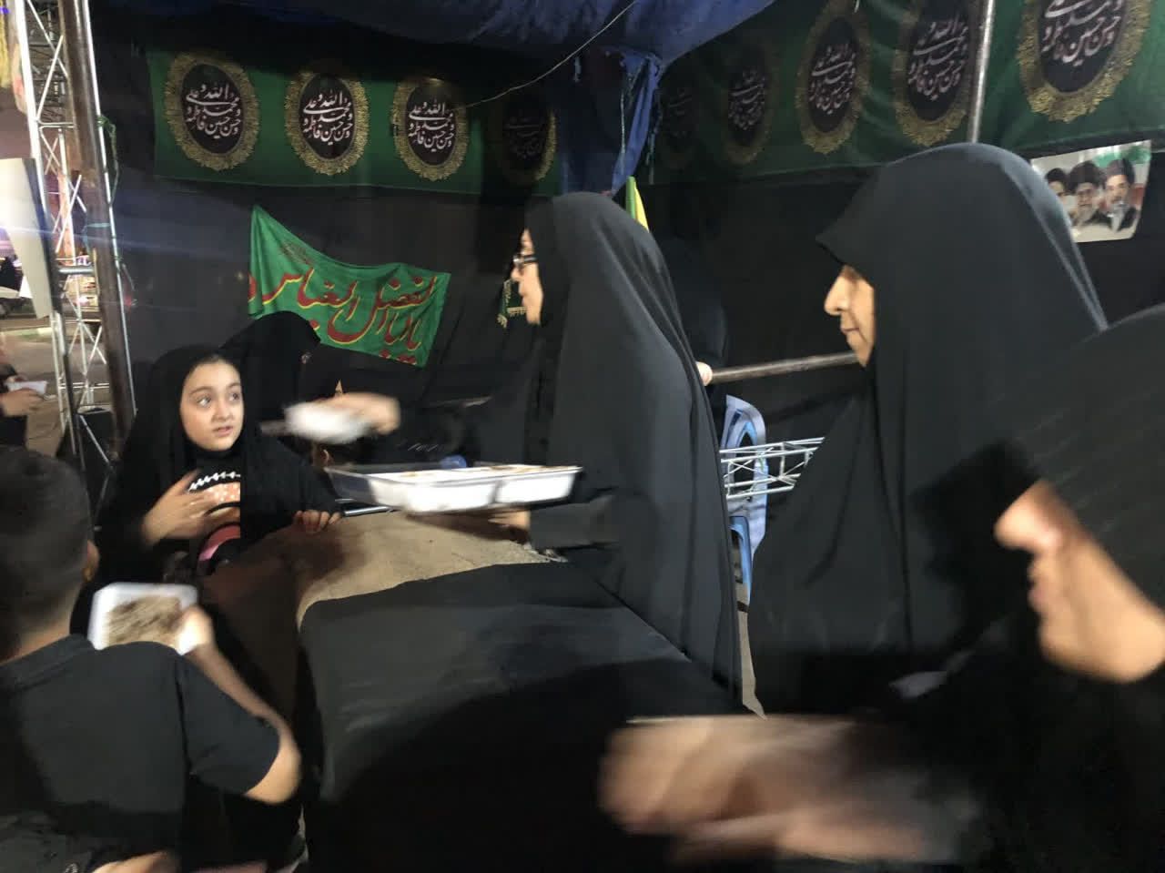 تجمعات شبانه پرشور ادامه دارد