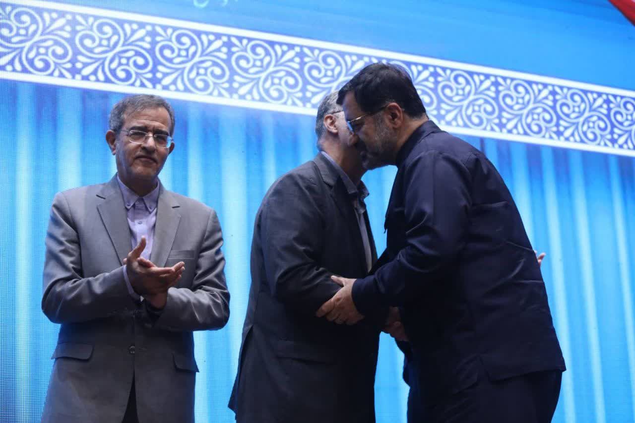طی مراسمی باحضور دکتر پزشکیان؛ مهندس بهنام‌جو به عنوان یکی از سه استاندار برتر تجلیل شد