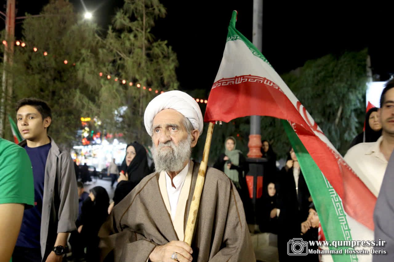 ایستاده در خیابان پای انقلاب