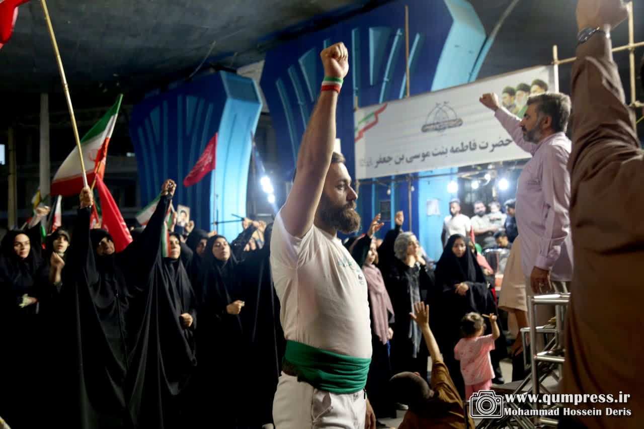 ایستاده در خیابان پای انقلاب
