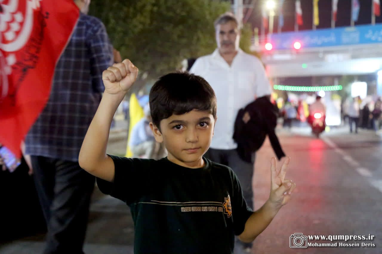 خیابان با ما