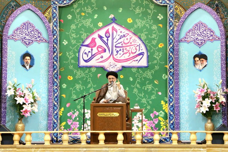 نماز از مهمترین محورهای تربیت خانوادگی است