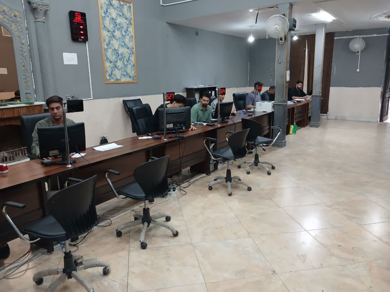 تصاویر دریافتی از روابط عمومی محترم اداره کل راه و شهرسازی استان قم با موضوع خلوتی کارگزاری مسکن ملی در ساعات ابتدایی و پایانی روز