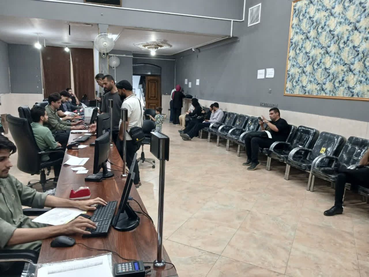 تصاویر دریافتی از روابط عمومی محترم اداره کل راه و شهرسازی استان قم با موضوع خلوتی کارگزاری مسکن ملی در ساعات ابتدایی و پایانی روز