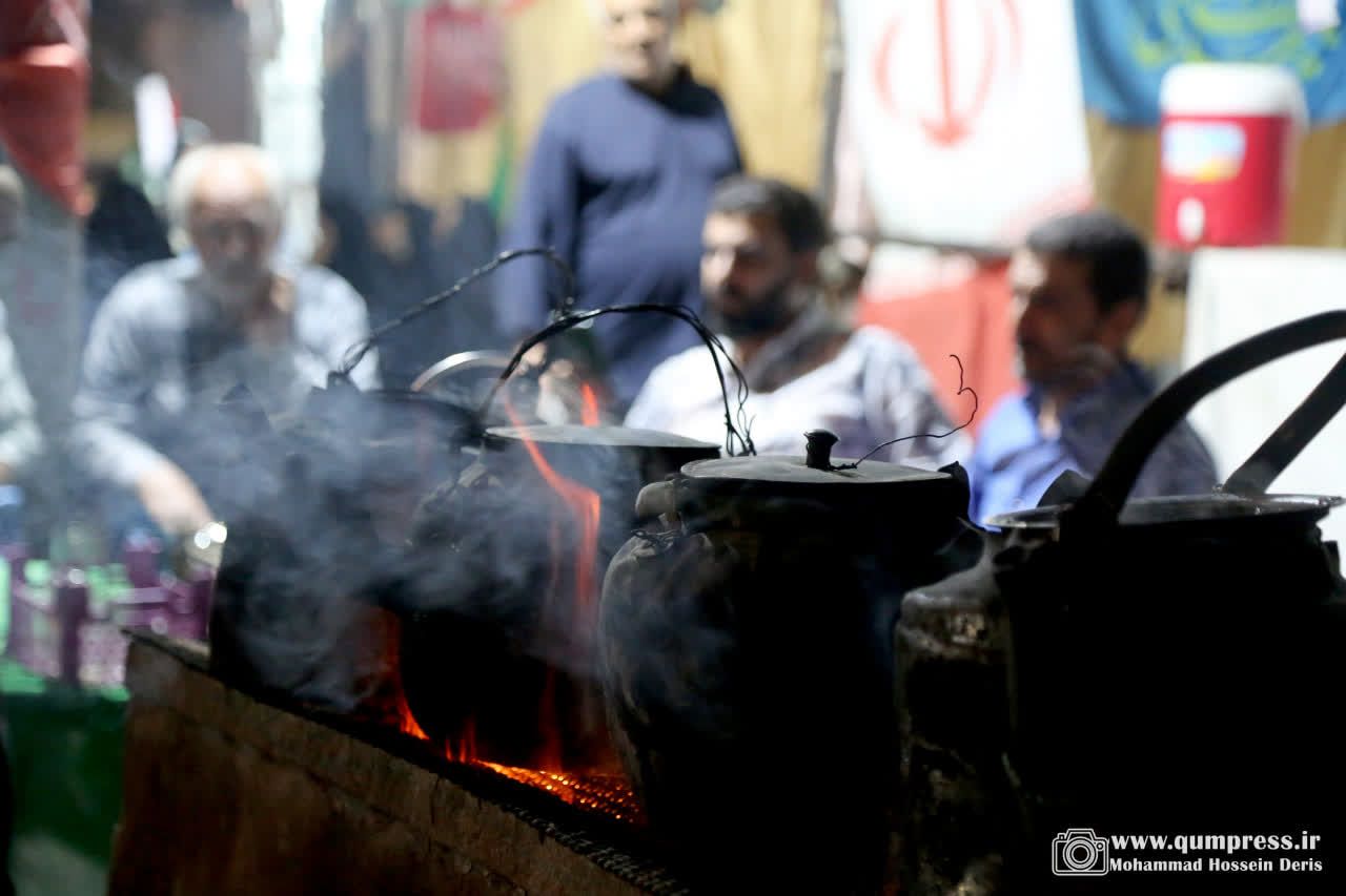ایستگاه صلواتی اهالی باصفای روستای صرم در راهپیمایی شبانه