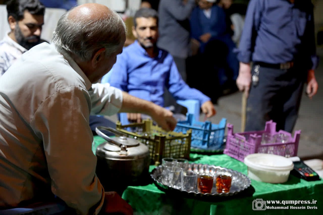 ایستگاه صلواتی اهالی باصفای روستای صرم در راهپیمایی شبانه