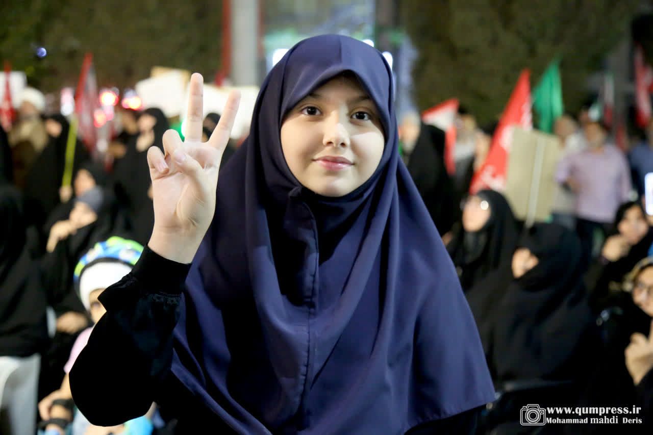 دختر انقلابی در خیابان