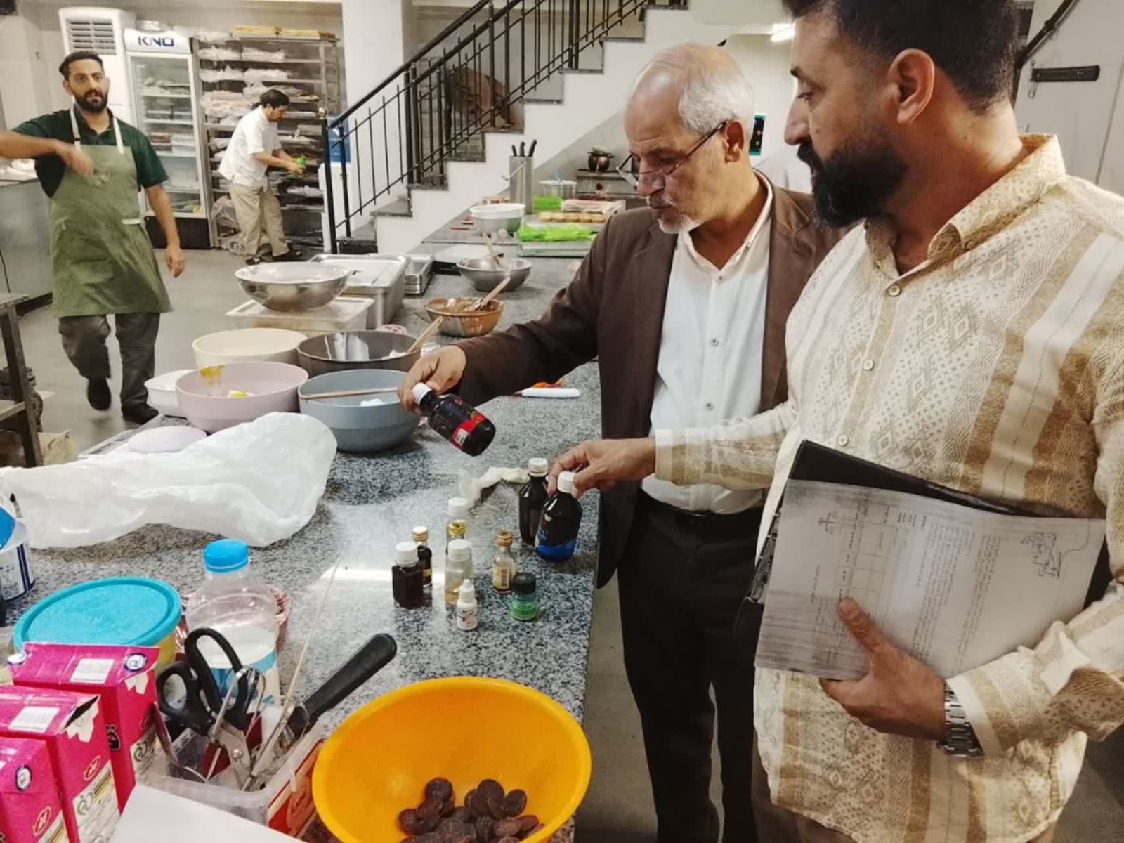 بازرسی از ۳۳ واحد صنفی در قم؛ تشکیل ۱۴ فقره پرونده تخلف توسط ۳ تیم بازرسی گشت مشترک امروز اداره کل تعزیرات حکومتی استان قم