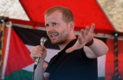 انگلیس مانع ورود نویسنده و فعال سوئدی حامی فلسطین به این کشور شد انگلیس مانع ورود نویسنده و فعال سوئدی حامی فلسطین به این کشور شد