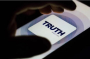 شکایت از دونالد ترامپ برای فروش دسترسی به پست‌هایش