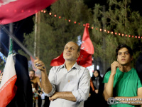 ایستاده در خیابان پای انقلاب
