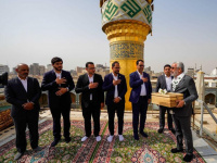 تصاویر زیبا از برافراشتن پرچم عید غدیر خم در حرم امام علی(ع)