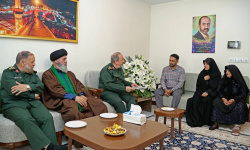 سرپرست وزارت دفاع با خانواده شهید علی فولادوند دیدار کرد