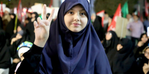 دختر انقلابی در خیابان