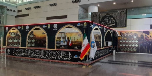 آشنایی زائران اربعینی در فرودگاه سلام با فعالیت های ستاد بازسازی عتبات