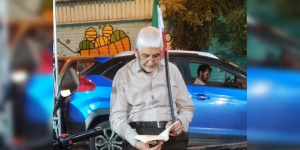 مردی که وسط خیابان کتاب می‌خواند