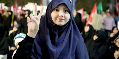 دختر انقلابی در خیابان دختر انقلابی در خیابان