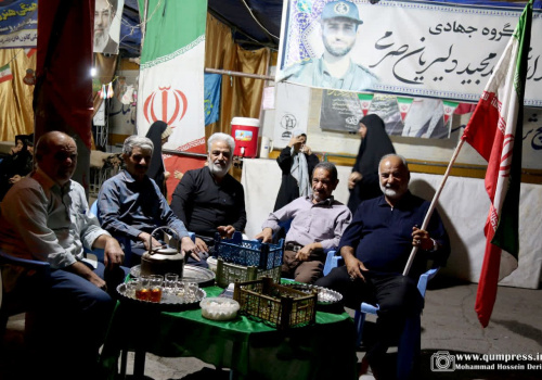 ایستگاه صلواتی اهالی باصفای روستای صرم در راهپیمایی شبانه ایستگاه صلواتی اهالی باصفای روستای صرم در راهپیمایی شبانه