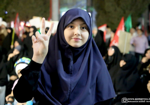 دختر انقلابی در خیابان