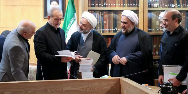 کتاب «وفاق ملی؛ پیشران گام دوم انقلاب اسلامی» پاسخی بنیادین به نیاز امروز جامعه است کتاب «وفاق ملی؛ پیشران گام دوم انقلاب اسلامی» پاسخی بنیادین به نیاز امروز جامعه است